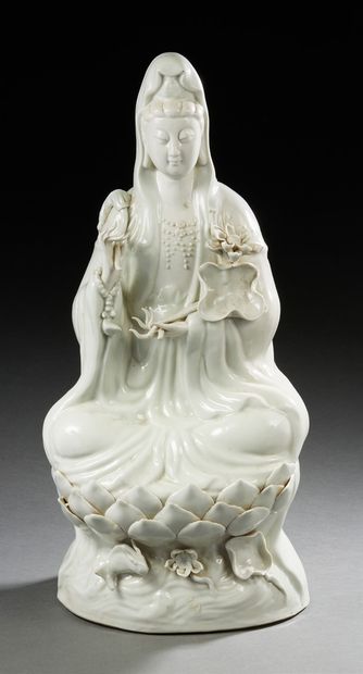 CHINE, XXe siècle Satuette en porcelaine dite “Blanc de Chine” figurant la déesse...