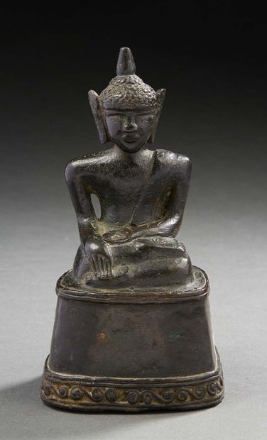 BIRMANIE, XVIIIe-XIXe siècle Bouddha en bronze assis faisant le geste de la prise...