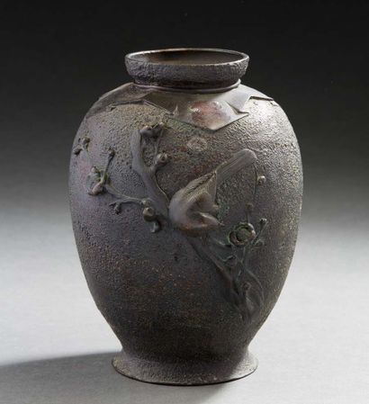 JAPON, Période Meiji Petit vase en bronze à décor en relief d'un oiseau sur une branche...