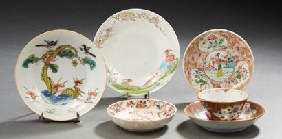 CHINE, XVIIIe et XIXe siècle Bol et son présentoir en porcelaine à décor floral en...