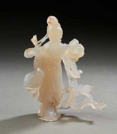 CHINE, vers 1920 Sujet en agate représentant une déesse du printemps.
H. : 13 cm