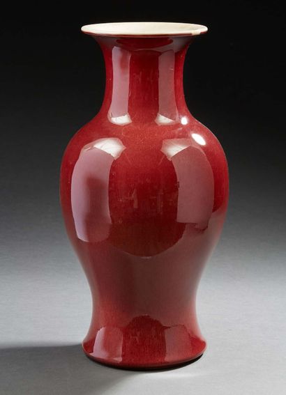 CHINE, Deuxième moitié du XXe siècle Vase balustre en porcelaine et émail sang de...