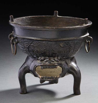 CHINE, XVIIe-XVIIIe siècle Brûle-parfum en bronze circulaire reposant sur un animal...