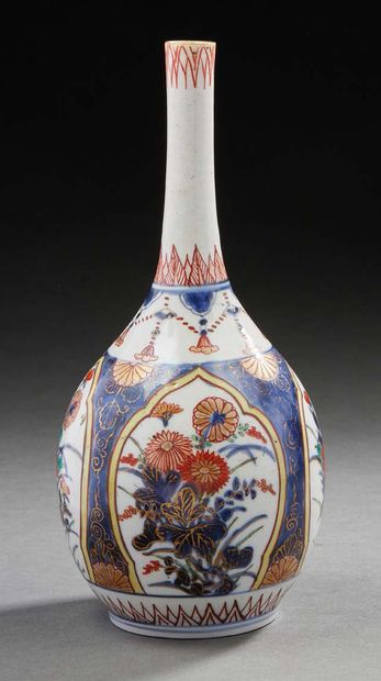 CHINE, XIXe siècle Vase en porcelaine à long col décoré de fleurs dans la palette...