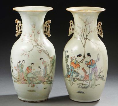 CHINE, vers 1900 Paire de vases en porcelaine à décor polychrome de femmes et daim....