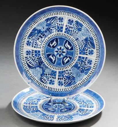 CHINE, XIXe siècle Paire d'assiettes en porcelaine bleu blanc à décor de fleurs et...