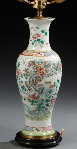 CHINE, fin XIXe siècle - début XXe siècle Grand vase balustre en porcelaine à décor,...