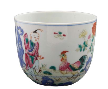 CHINE, XVIIIe - XIXe siècle Gobelet en porcelaine à décor d'un personnage et d'un...
