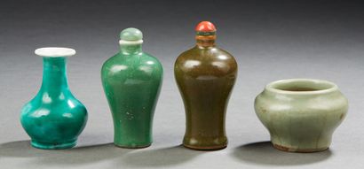 CHINE, XIXe - XXe siècle Ensemble de quatre porcelaines, comprenant deux petits vases...