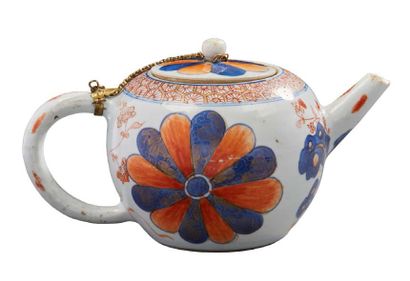 CHINE, XVIIIe siècle Théière en porcelaine à décor imari « chinois » de fleurs de...