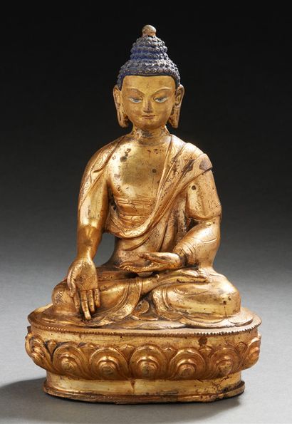 CHINE, XXe siècle Sujet en bronze doré représentant
Shakyamuni assis en méditation...