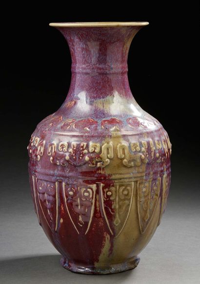 CHINE, XXe siècle Vase balustre en porcelaine et émail flammé nuancé de couleur lavande...