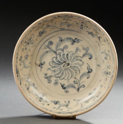 CHINE, XVIe - XVIIe siècle Coupelle en porcelaine décoreé en bleu sous couverte de...
