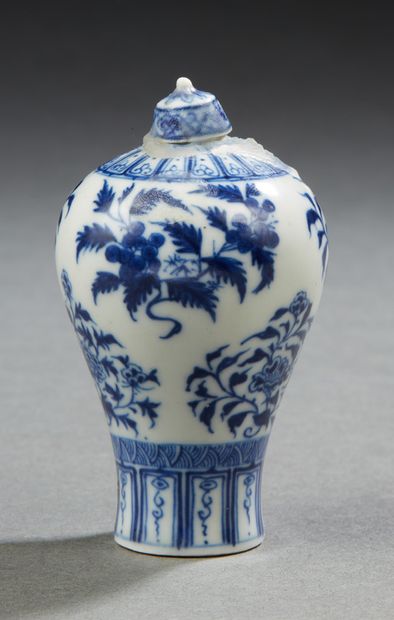 CHINE, XXe siècle Petit vase couvert en porcelaine bleu blanc à décor de fleurs....