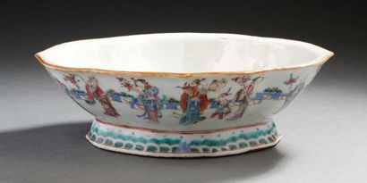 CHINE, période Tongzhi (1861-1875) Important ravier polylobé en porcelaine et émaux...