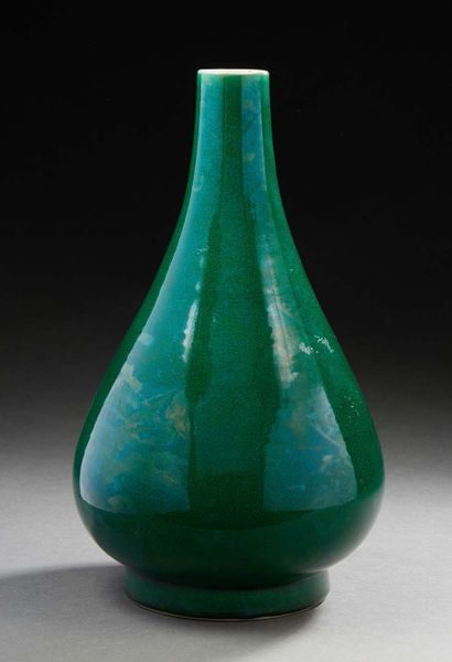 CHINE, XXe siècle Vase bouteille en porcelaine émaillée verte.
H. : 31 cm
