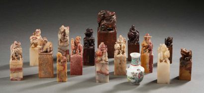 CHINE, XXe siècle Ensemble comprenant 15 sceaux en pierre de shoushan sculpté d'un...