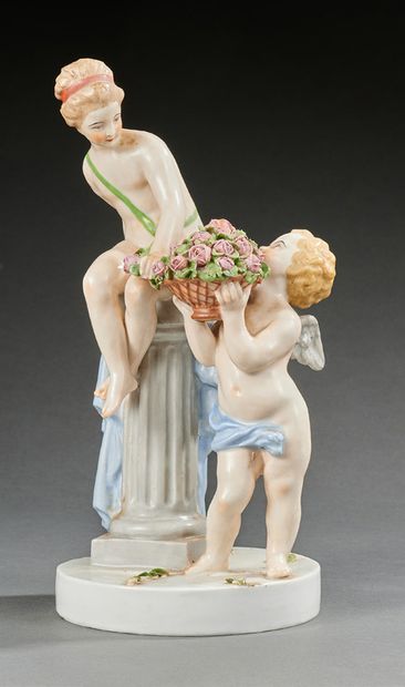 null GROUPE en porcelaine polychrome figurant une femme et un enfant.
Fin du XIXe...