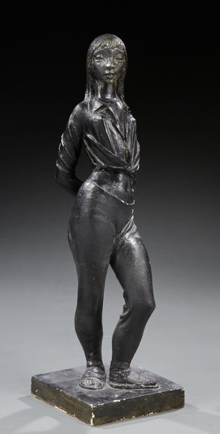 Jean GINIER (1912-2003) Grand plâtre patiné figurant une femme tenant un pavé dans...