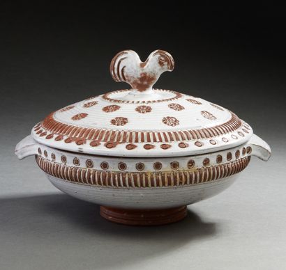 Pol CHAMBOST (1906 - 1983) Terrine couverte en céramique à décor de fleurs, prise...