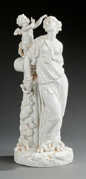 null GROUPE en porcelaine figurant une femme adossée et un putto.
XIXe siècle.
H....