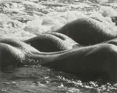 Lucien CLERGUE (1934 - 2014) Trois nus en bord de mer
Tirage argentique .
23,5 x...