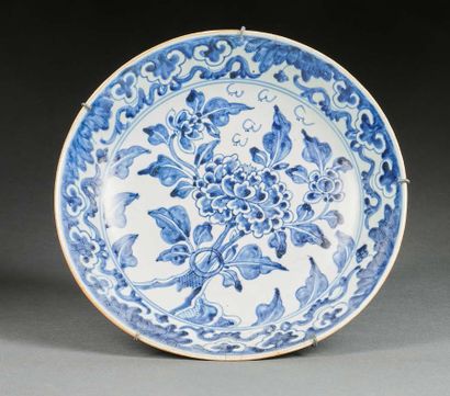 CHINE, XVIIIe siècle PLAT en porcelaine emaillé bleu blanc à décor de pivoines.
Diam....