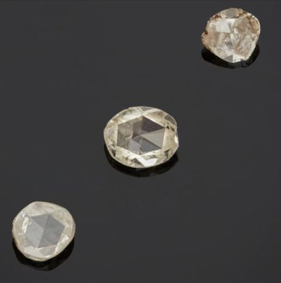 null Ensemble de TROIS DIAMANTS : 
- Diamant de forme ovale et taillé en rose 
 Poids...
