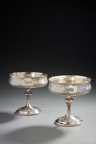 null Two silver ice-cream cups on pedestal, the bodies finely chased.
Minerve hallmark.
Gross...