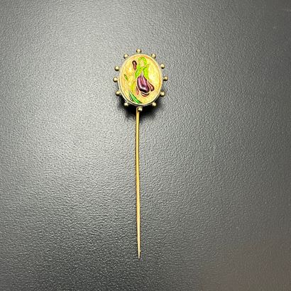 null Gold reversing pin set with a two-sided enamel pattern.