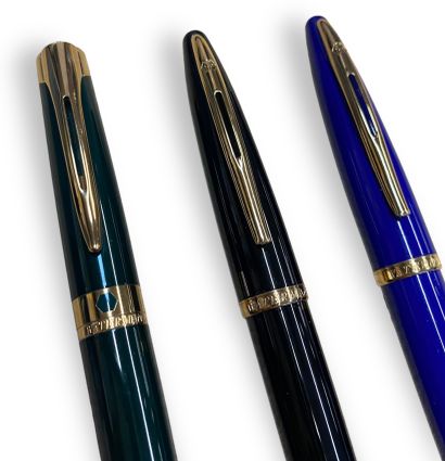 null WATERMAN ensemble de trois stylos laqués et métal doré, un bleu, un noir et...