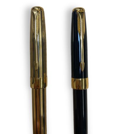 null PARKER 
Deux stylos plumes modèle SONNET, un en laque noire et un en métal doré,...