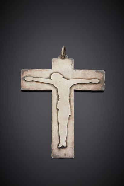 null Jean DESPRES (1889-1980). 
Croix en métal argenté à fond martelé.
Signée
H....