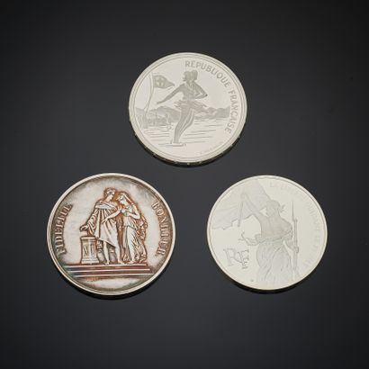 null ENSEMBLE de trois pièces en argent comprenant:
- une piéce en argent 900 mm...