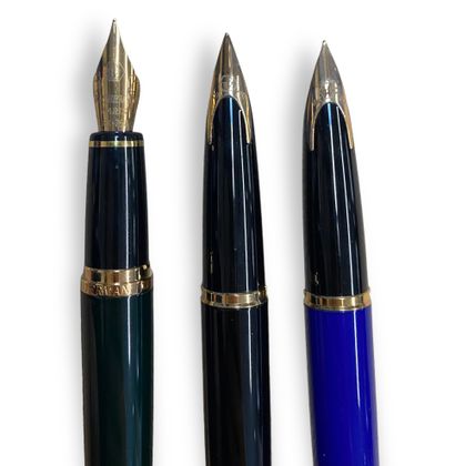null WATERMAN ensemble de trois stylos laqués et métal doré, un bleu, un noir et...