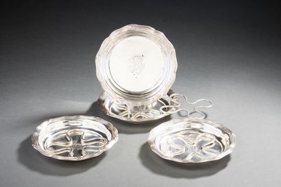 null Suite of four silver coasters, model with nets and contours. Monogrammed.
Minerve...