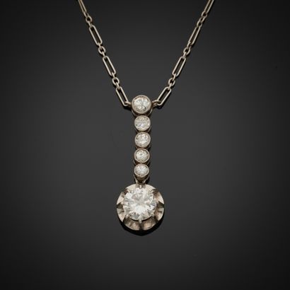 null HALF-PARES composed of :
- a platinum necklace, with a stick chain, holding...