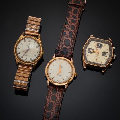 null LOT de trois montres-bracelet en acier doré :
- l'une, de type chronographe,...