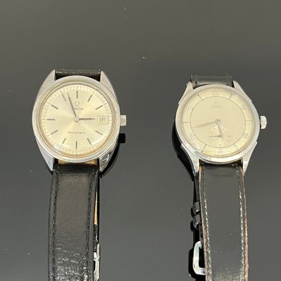 null OMEGA. LOT de deux montres-bracelets en acier :
- La première à cadran blanc...