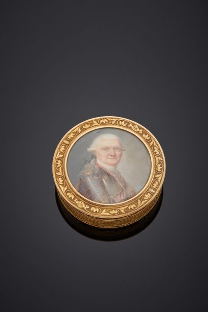 null Snuffbox in 18K (750) yellow gold engraved on all sides. It is decorated with...