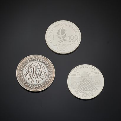 null ENSEMBLE de trois pièces en argent comprenant:
- une piéce en argent 900 mm...