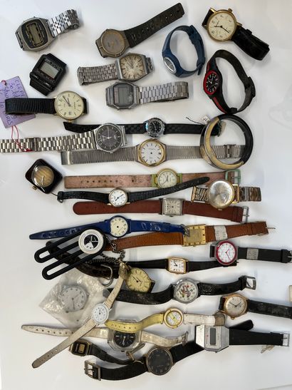 null Agrégat ensaché de montres de poignet, certaines laquées, d'autres octogonales,...