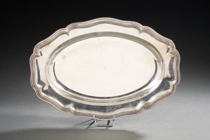 null Plat ovale en argent, modèle à filets et contours.
Paris vers 1762-1768.
Poids...