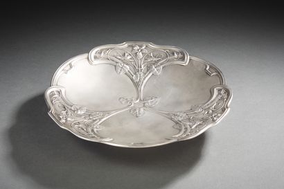 null Silver fruit bowl on pidouche decorated with flowers and foliage. About 1900.
Minerve...