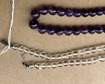 null Deux colliers de perles en verre de couleurs l'un violet et l'autre translucide.
Long....