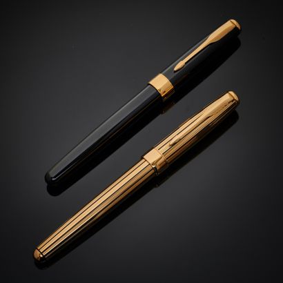null PARKER 
Deux stylos plumes modèle SONNET, un en laque noire et un en métal doré,...
