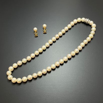 null ENSEMBLE en or 750 mm comprenant : 
- un collier de perles de culture chocker,...