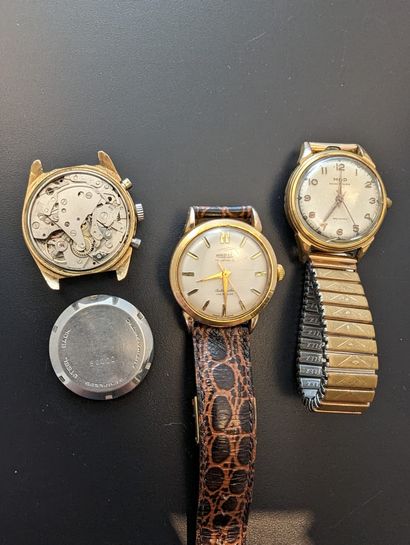 null LOT de trois montres-bracelet en acier doré :
- l'une, de type chronographe,...