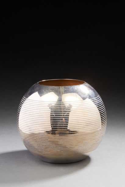 null PUIFORCAT FRANCE
Vase moderniste en métal.
H. : 15 cm - D. : 17 cm.
(choc)
