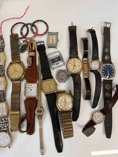 null Ensemble de montres-bracelets et souvenirs horaires, pièces diverses, telles...